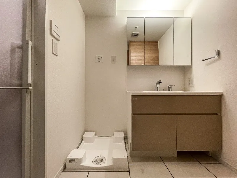 Pierce Shirokanedai - Interior - ["Plumbing fixture", "Wall", "Flooring"]