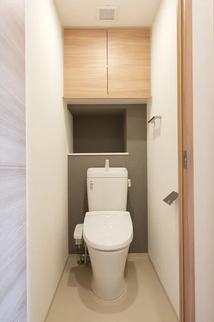 La Tierra Otorii - Interior - ["Toilet seat", "Toilet", "Plumbing fixture"]