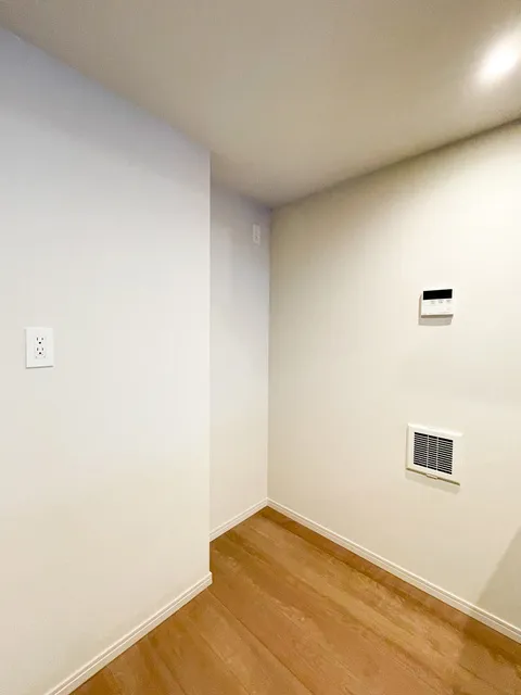 Preasvelta Minowa - Interior - ["Flooring", "Wall", "Floor"]