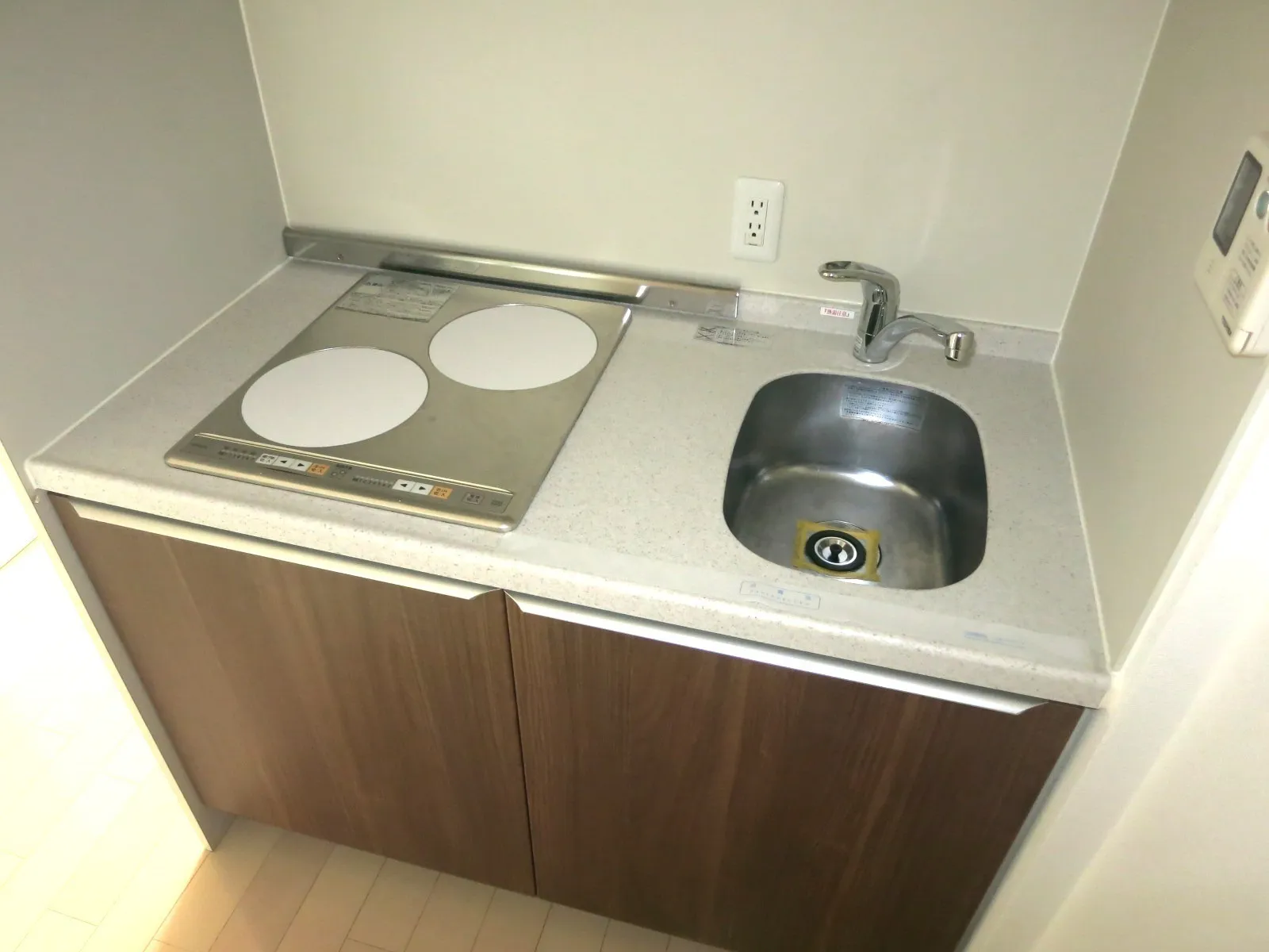 LaQus Residence Higashi-Shinjuku - Interior - ["Flooring", "Plumbing fixture", "Kitchen Sink"]