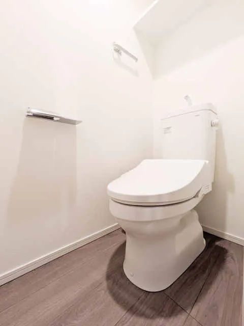 RJR Precia Kamata - Interior - ["Toilet seat", "Toilet", "Flooring"]