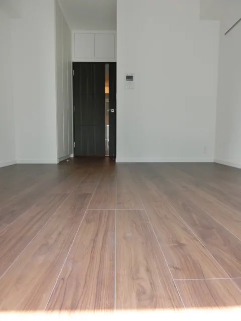 Este Shinjuku - Interior - ["Flooring", "Wood flooring", "Floor"]