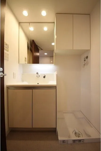 Grand Suite Ginza Resty Monarch - Interior - ["Mirror", "Cabinetry", "Tap"]
