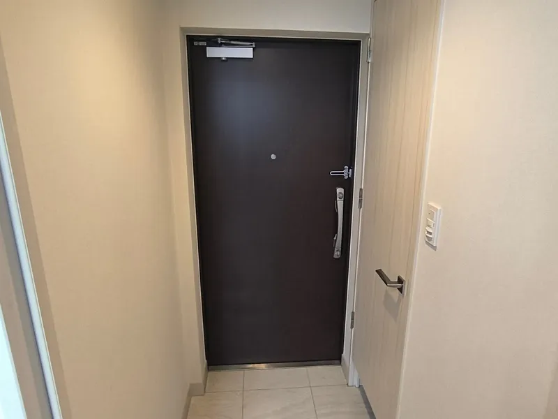 Livio Raison Chiyoda Iwamotocho Lugente - Interior - ["Wood", "Door", "Floor"]