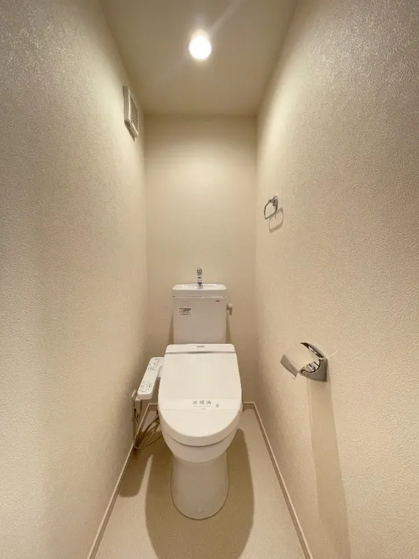 Barmy Place Oji II - Interior - ["Toilet seat", "Flooring", "Toilet"]