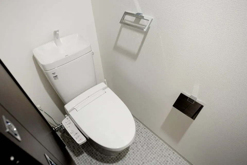 Hmlet Higashi-Shinjuku II - Interior - ["Toilet seat", "Plumbing fixture", "Toilet"]