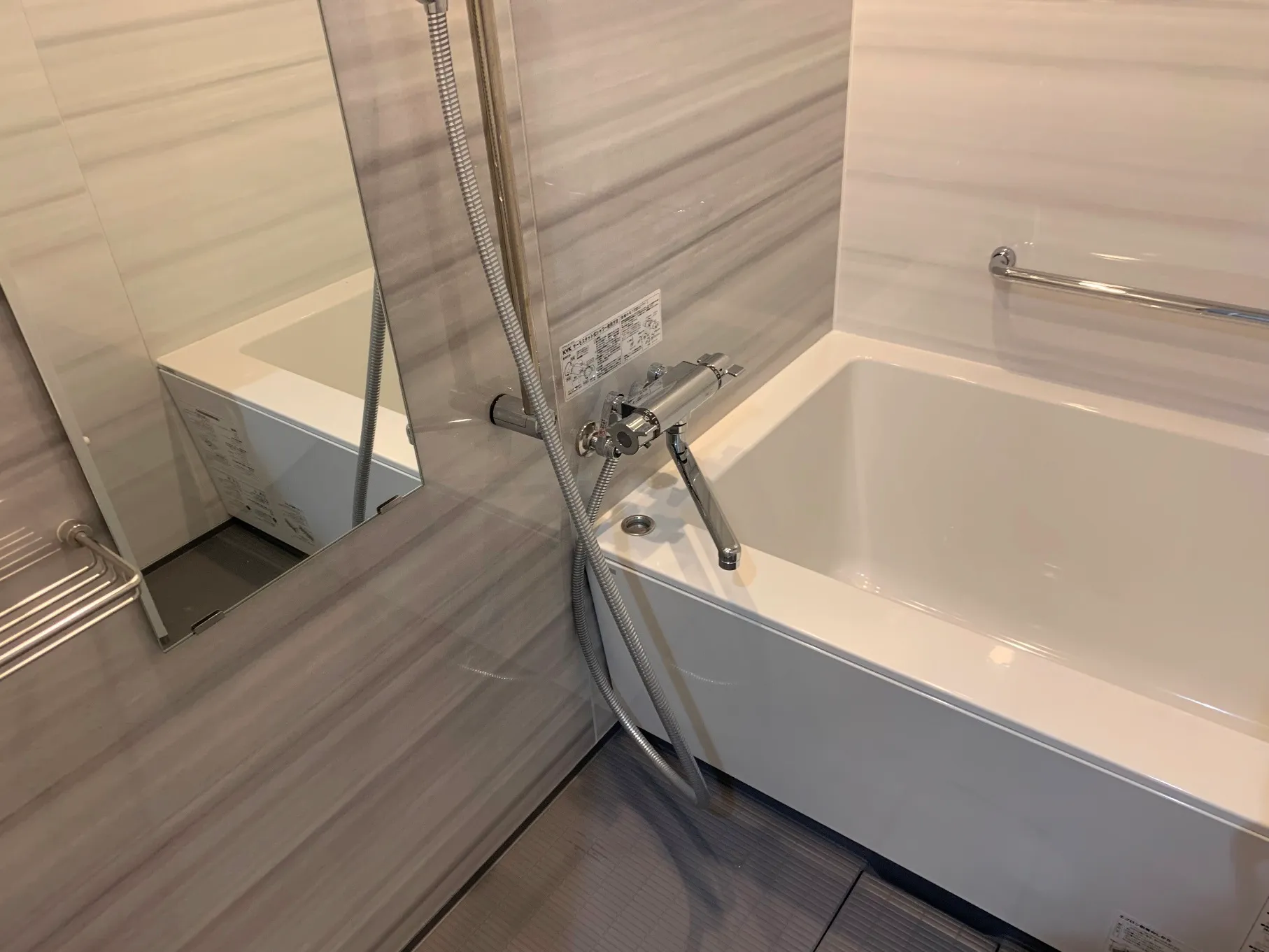 Due Minowa II - Interior - ["Plumbing fixture", "Flooring", "Floor"]