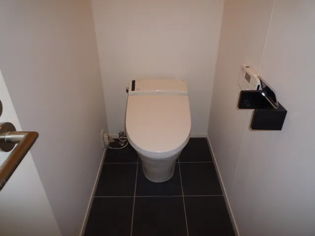 Gran Casa Minami Aoyama - Interior - ["Toilet seat", "Toilet", "Plumbing fixture"]