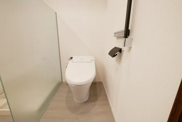 Comforia Shinjuku East Side Tower - Interior - ["Toilet seat", "Toilet", "Plumbing fixture"]