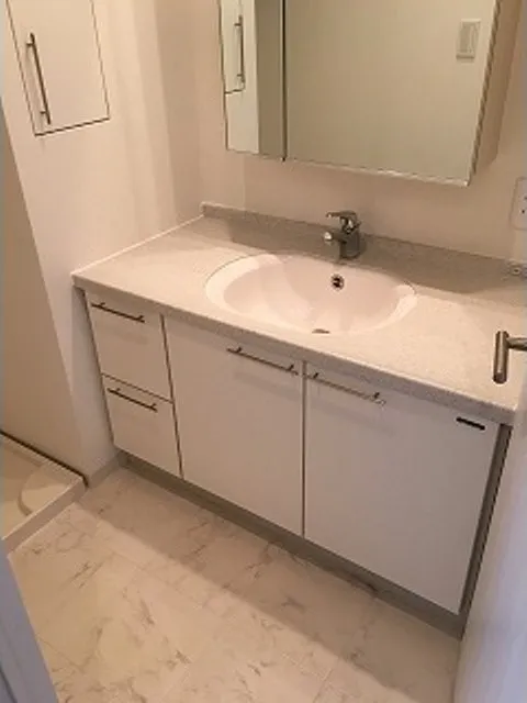 Comforia Harajuku - Interior - ["Mirror", "Tap", "Bathroom cabinet"]