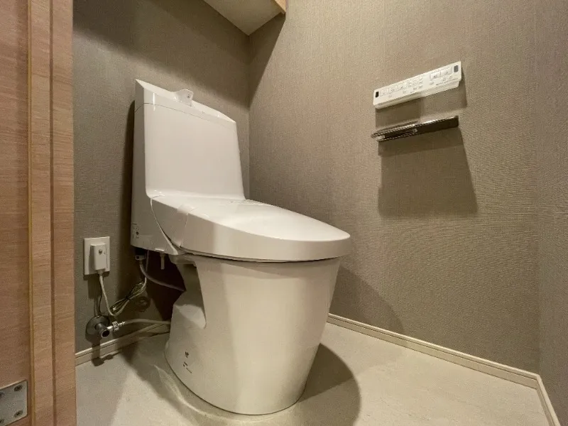 Pierce Kakinokizaka - Interior - ["Toilet seat", "Toilet", "Plumbing fixture"]