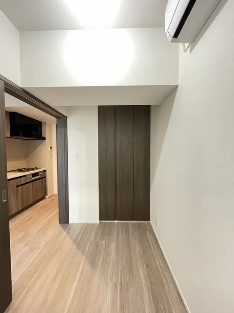 Comforia Liv Minamishinagawa - Interior - ["Wood", "Flooring", "Floor"]
