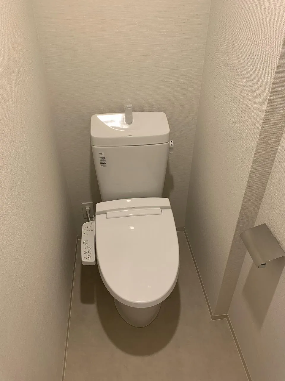 Gran Casa Oshima - Interior - ["Toilet seat", "Toilet", "Plumbing fixture"]