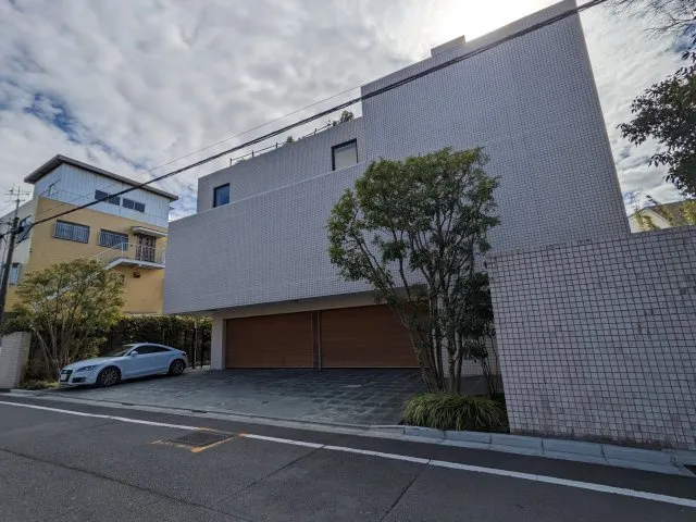 Fukasawa Space 9 - Exterior - ["Luxury vehicle", "Car door", "Garage door"]