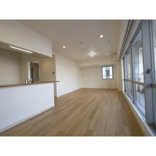 LOOP-M - Interior - ["Building", "Window", "Fixture"]