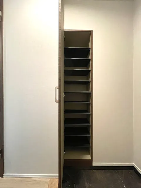 Globel The Cress Oshiage - Interior - ["Wood", "Shelving", "Interior design"]