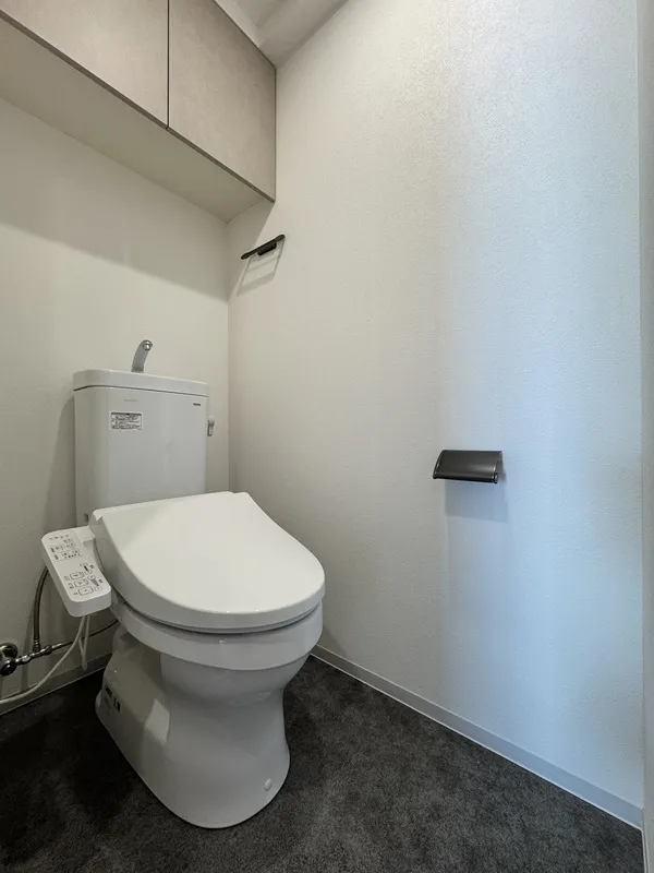 LUMIEC un Iriya - Interior - ["Toilet seat", "Plumbing fixture", "Toilet"]
