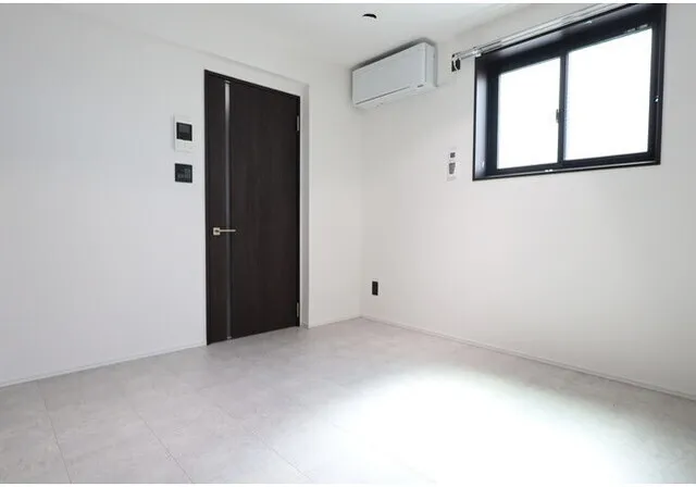 Crescer Nishikoyama - Interior - ["Flooring", "Floor", "Door"]