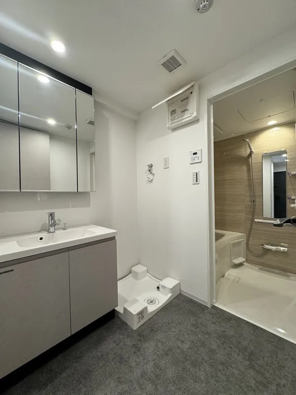 LUMIEC un Iriya - Interior - ["Flooring", "Floor", "Plumbing fixture"]
