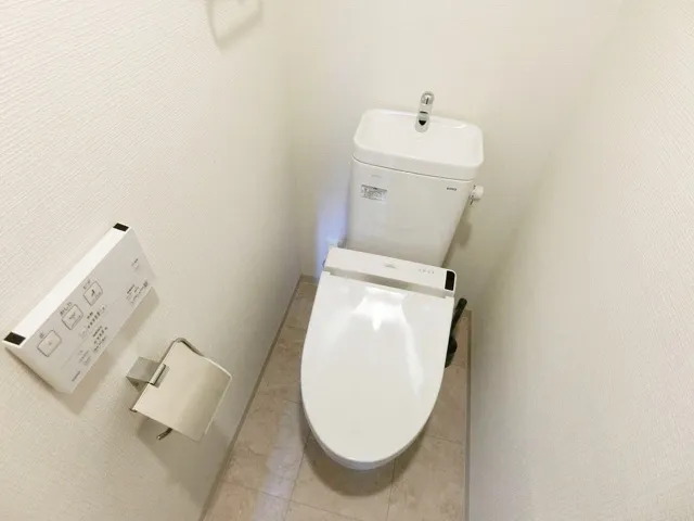 Crevista Akabane - Interior - ["Toilet seat", "Toilet", "Plumbing fixture"]