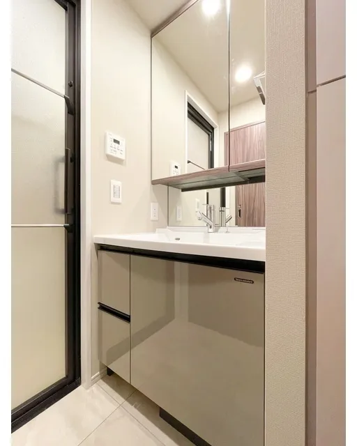 Lefon Progre Hongo 3-Chome - Interior - ["Bathroom cabinet", "Flooring", "Floor"]