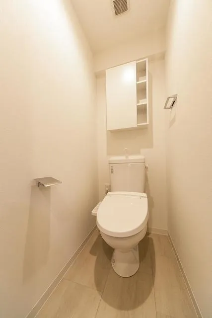 Serije Ikejiri Ohashi - Interior - ["Toilet seat", "Toilet", "Building"]
