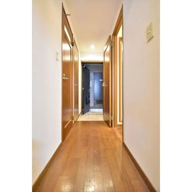 Plateau Jingumae - Interior - ["Building", "Door", "Fixture"]