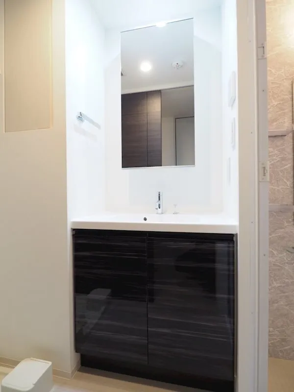 RESIDIA Sendagi - Interior - ["Bathroom cabinet", "Flooring", "Bathroom Sink"]