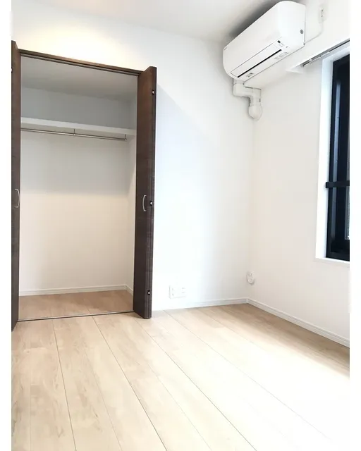Abitation - Interior - ["Flooring", "Wood", "Floor"]