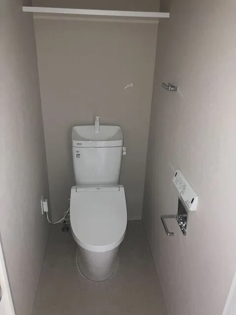 El Sereno Yokohama - Interior - ["Toilet seat", "Plumbing fixture", "Toilet"]