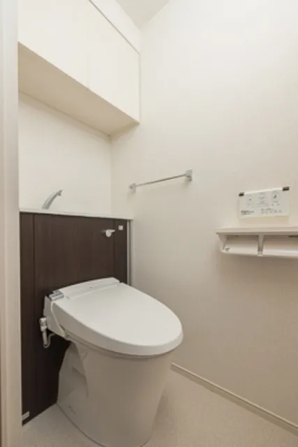Luce Rikugien - Interior - ["Bathroom", "Purple", "Toilet seat"]