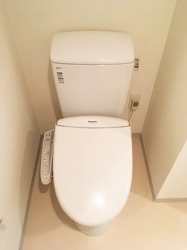 Esty Maison Togoshi - Interior - ["Toilet seat", "Toilet", "Plumbing fixture"]