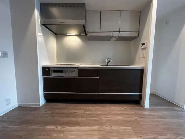Cosmo Reit Shinjuku Yochomachi - Interior - ["Kitchen", "Flooring", "Major appliance"]