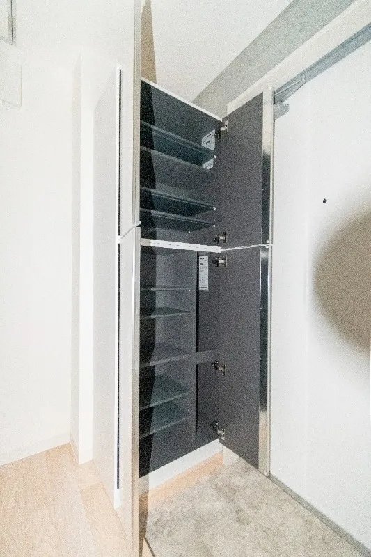 Lasiklas Saginomiya - Interior - ["Flooring", "Glass", "Silver"]