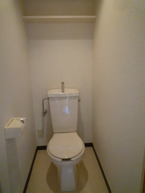Echopia - Interior - ["Toilet seat", "Toilet", "Bathroom"]
