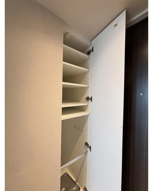 Season Flats Omorinishi - Interior - ["Wood", "Shelving", "Shelf"]