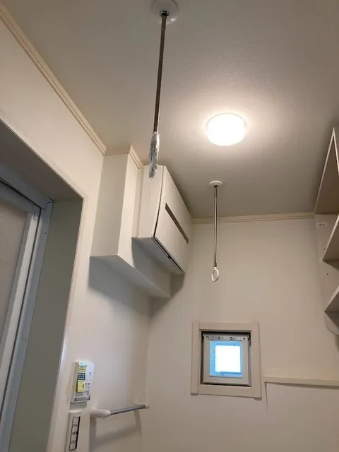 Duo Minamidai B - Interior - ["Wall", "Ceiling", "Light fixture"]
