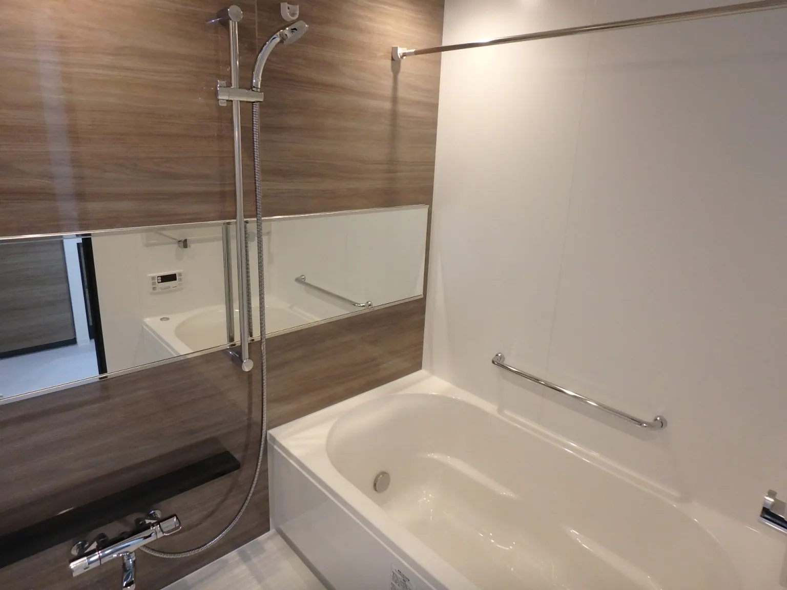 Orchid Residence Ueno - Interior - ["Bathtub", "Plumbing fixture", "Shower head"]
