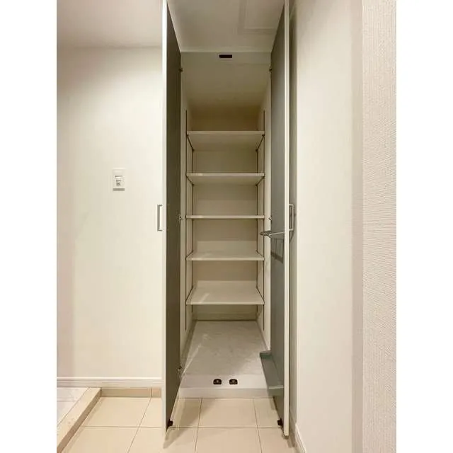 Grand Flat Sakurashinmachi - Interior - ["Fixture", "Rectangle", "Building"]