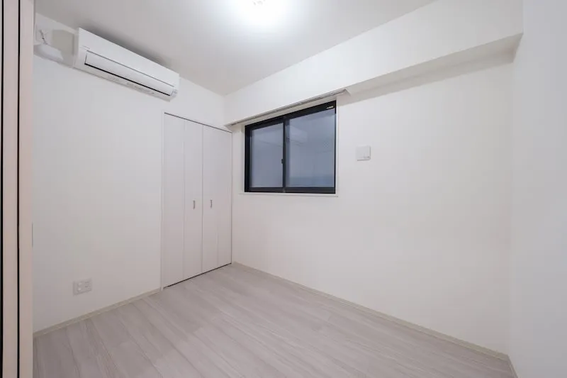 Due Iriya I - Interior - ["Window", "Building", "Fixture"]