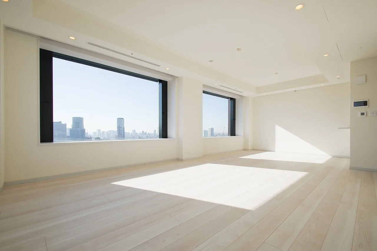 La Tour Shibakoen - Interior - ["Building", "Window", "Fixture"]