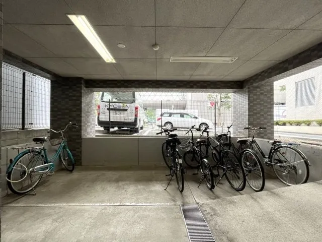 Sky Court Nihonbashi - Other - ["Bicycle frame", "Bicycle", "Bicycle tire"]