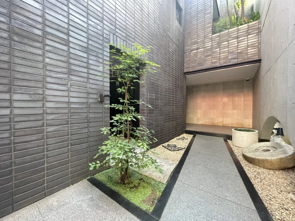 Jingumae House B1F, 1F
