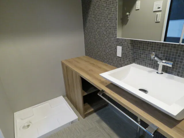 Castalia Meguro - Interior - ["Mirror", "Tap", "Sink"]