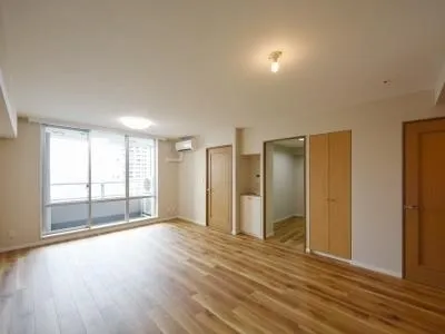 River City 21 East Towers II - Interior - ["Building", "Window", "Fixture"]