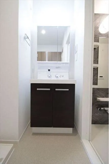 Me - Interior - ["Mirror", "Tap", "Bathroom cabinet"]