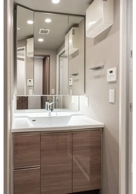 Comforia Higashiueno - Interior - ["Bathroom Sink", "Sink", "Plumbing fixture"]