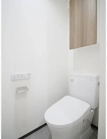 Prele Duc Ryōkoku IV - Interior - ["Toilet seat", "Plumbing fixture", "Toilet"]