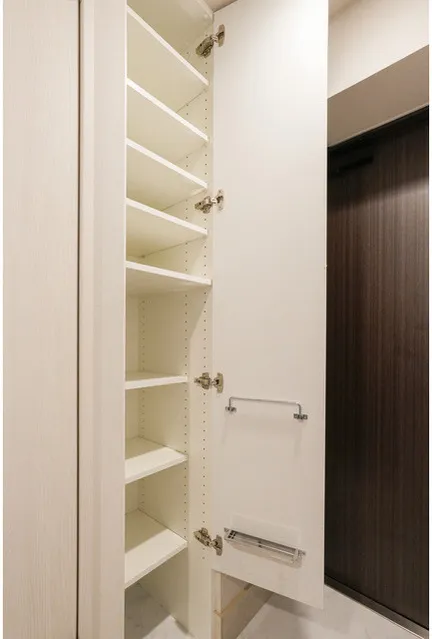 Comforia Togoshi Koen - Interior - ["Wood", "Flooring", "Cupboard"]