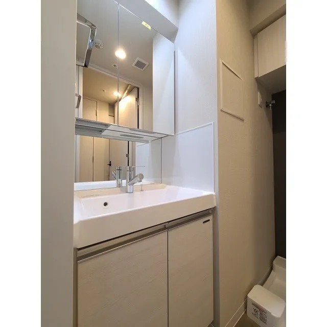 Comforia Higashioi II - Interior - ["Mirror", "Tap", "Bathroom cabinet"]